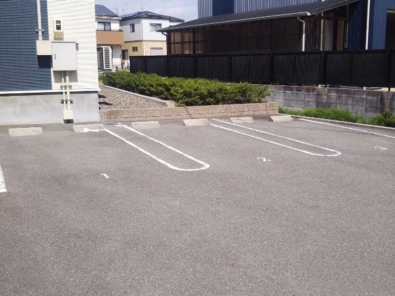 レオネクスト福岡 駐車場