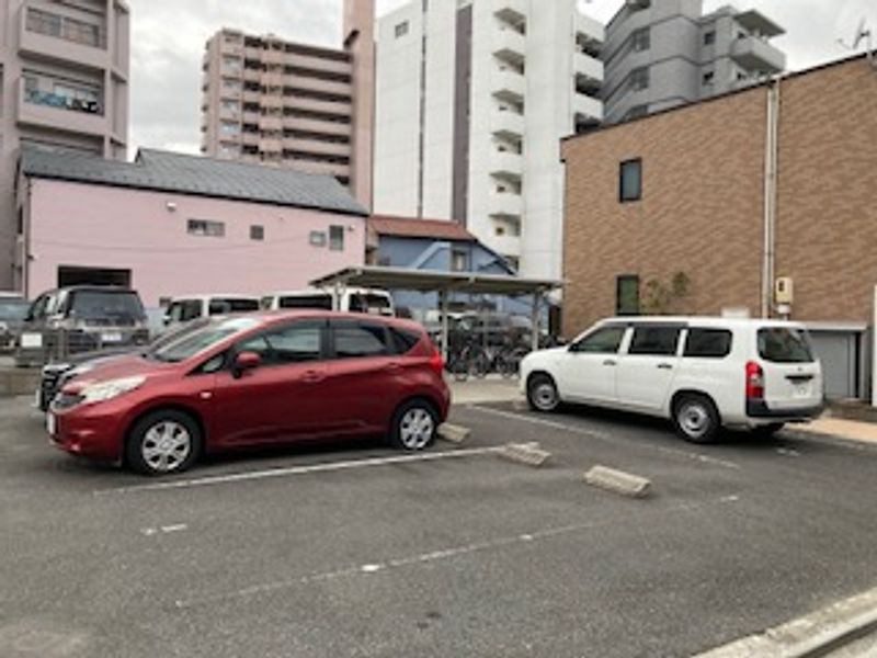 レオネクスト若宮町 駐車場
