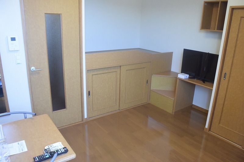 レオパレス櫻根南 居間