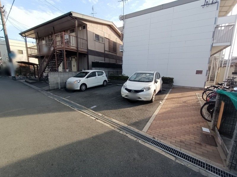 レオパレス菱屋西 駐車場