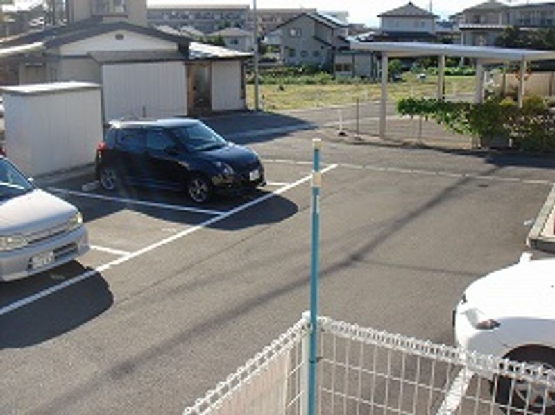 レオパレス東山 駐車場