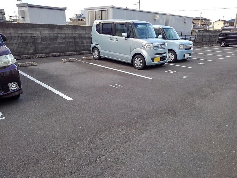 レオパレス向日葵 駐車場