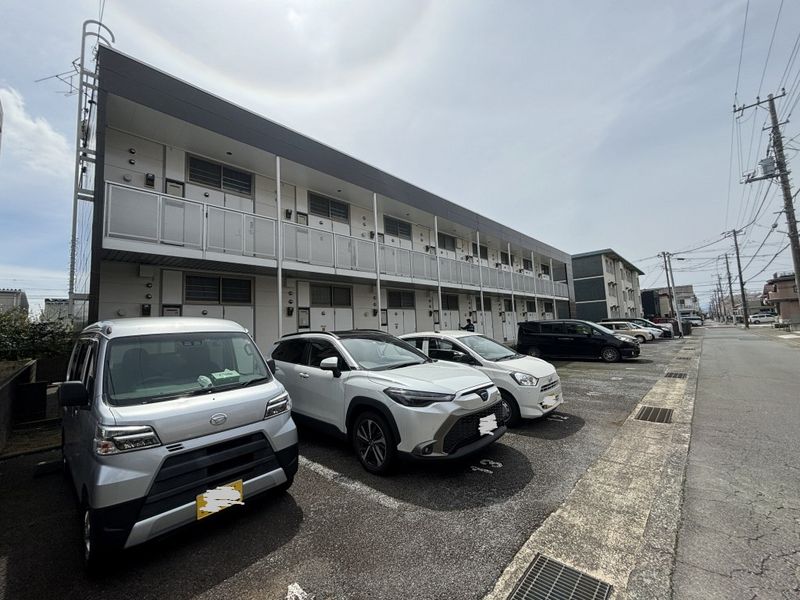 レオパレスフローリ 駐車場