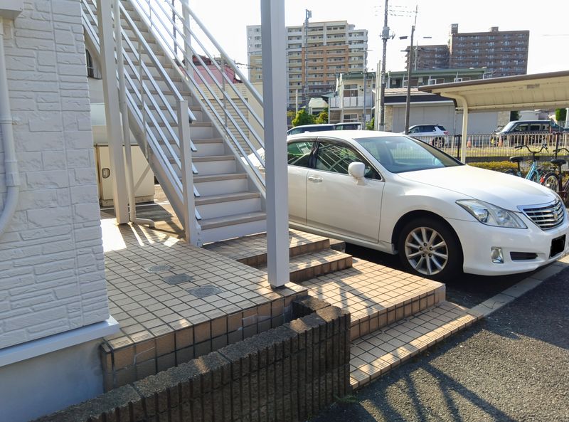 leopalace East Court Parking lot