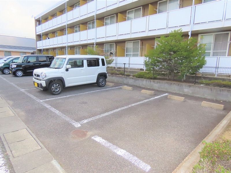 レオパレスらいちょう 駐車場