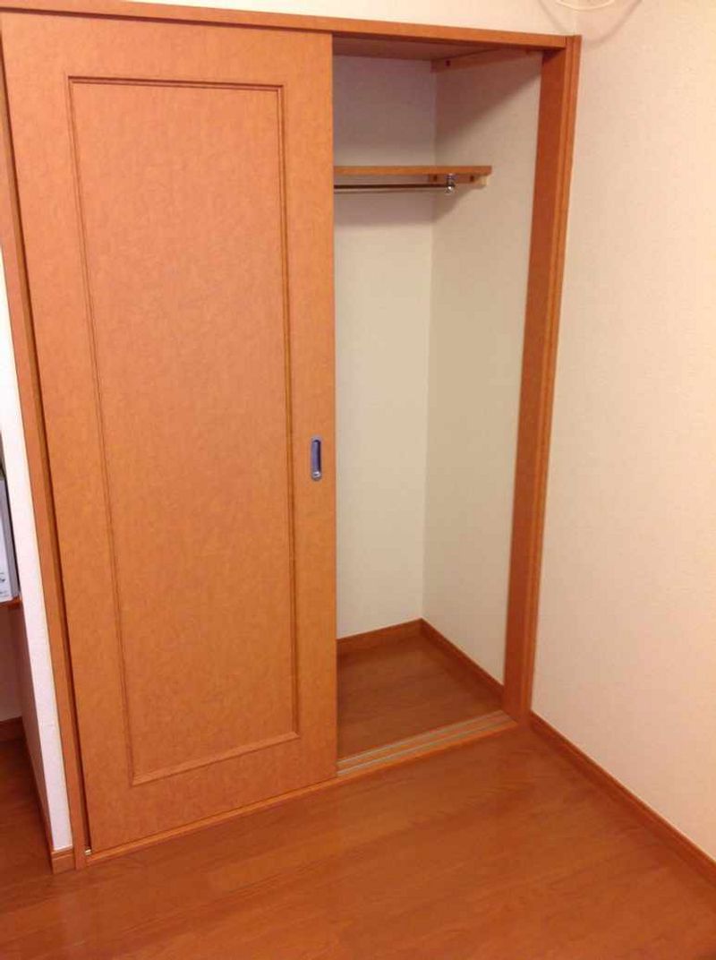 レオパレススズキ２号棟 収納