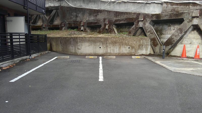 レオネクストＨＡＮＡＷＡＤＡ 駐車場