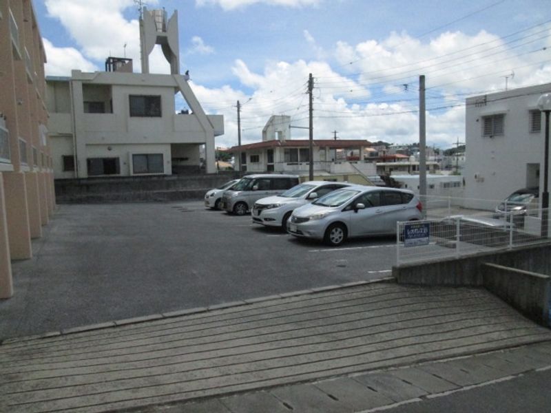 レオパレス琉 駐車場