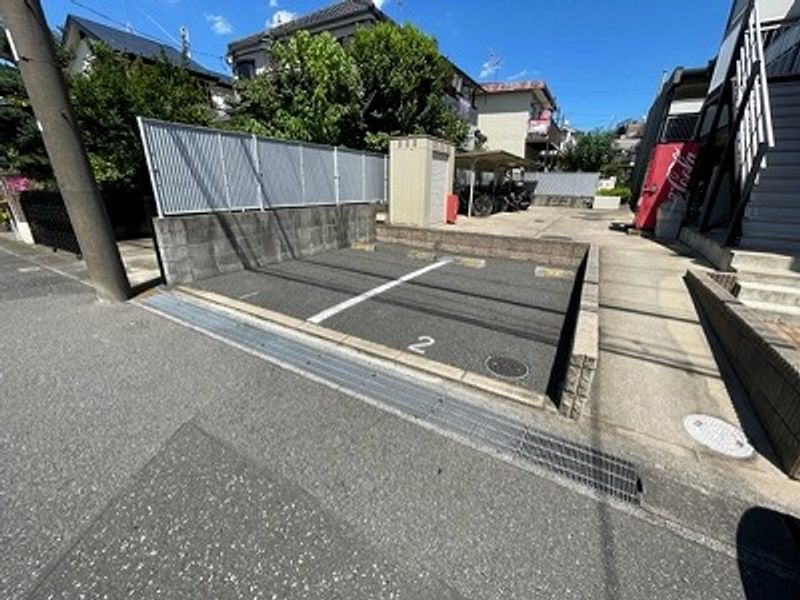 レオパレストサキ 駐車場