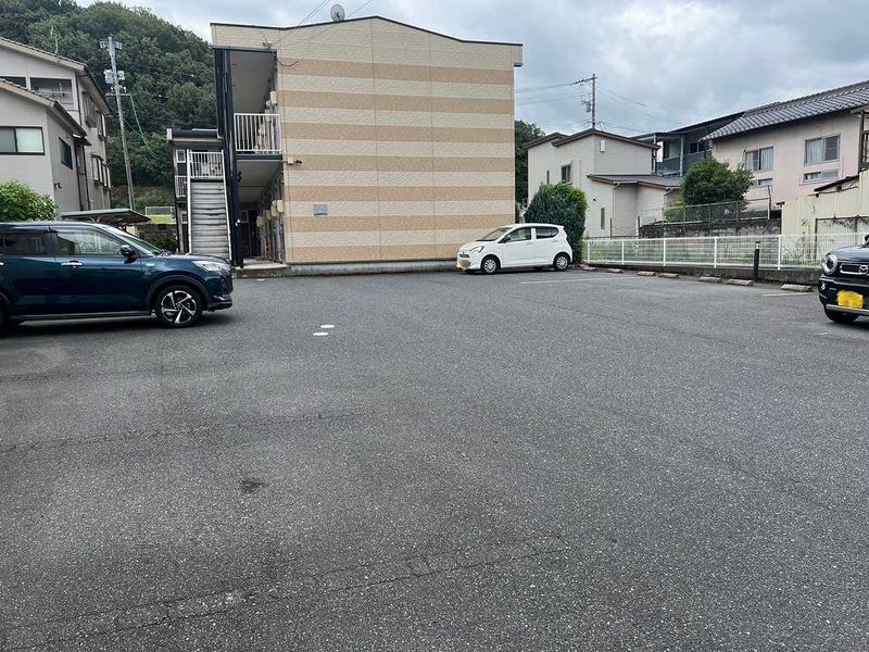 レオパレス旭鶴 駐車場