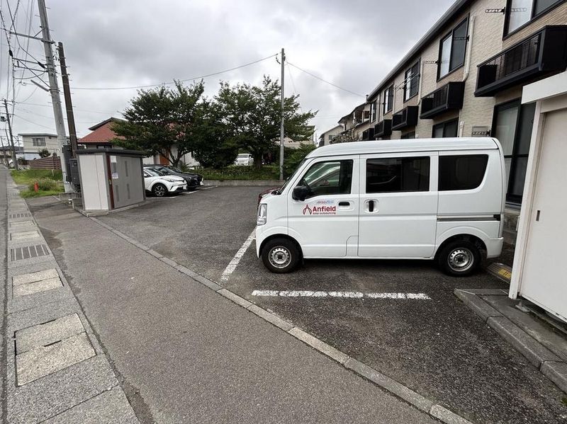 レオパレスプライマリィ 駐車場