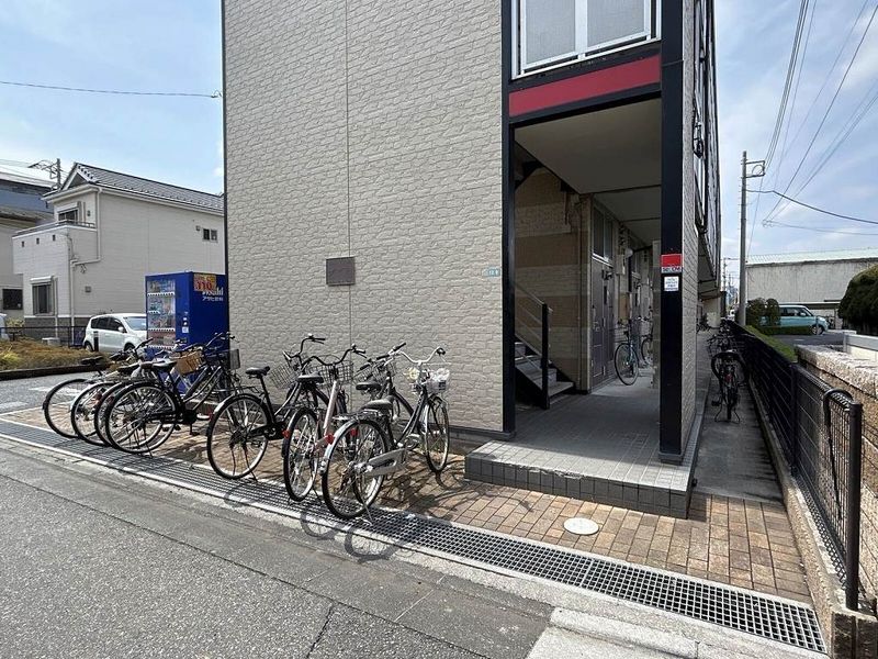 レオパレスアドミラブールワタル エントランス