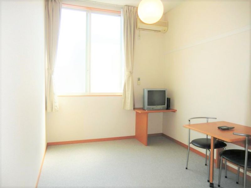 レオパレス上坂部 居間