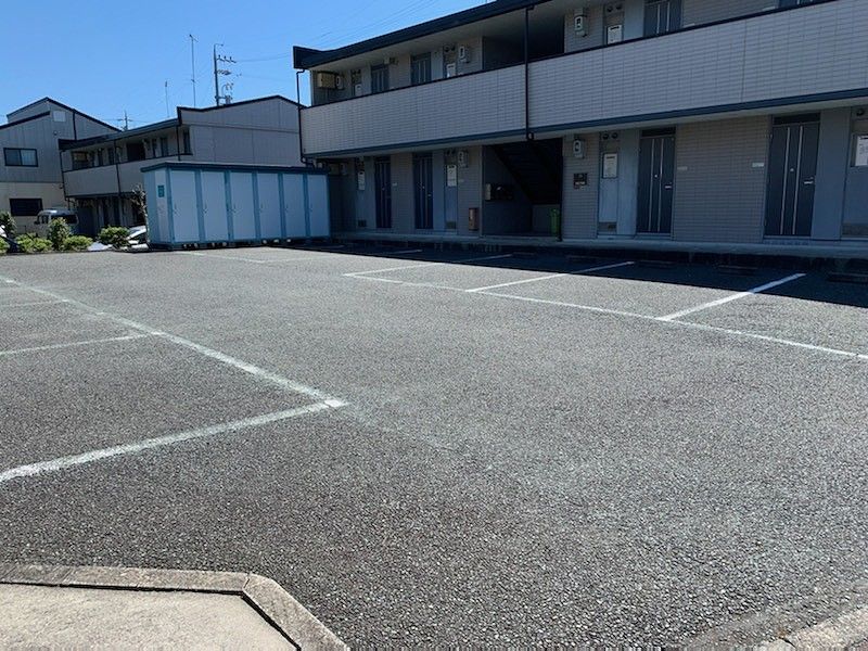 レオパレスエラン・ドール 駐車場
