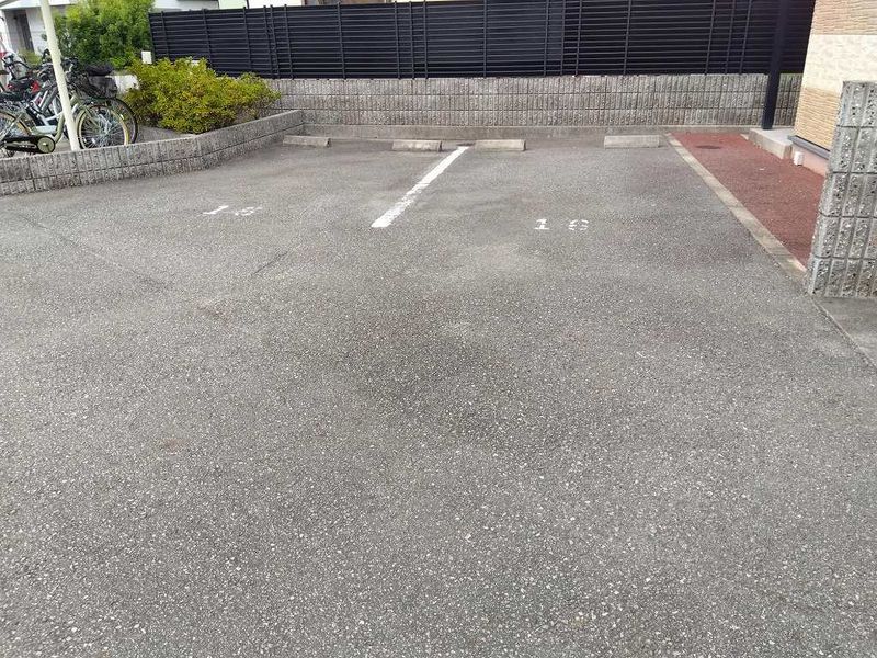 レオパレスハピネス１８ 駐車場