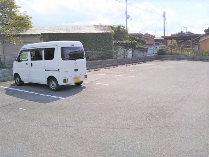 レオパレスメゾン福崎 駐車場