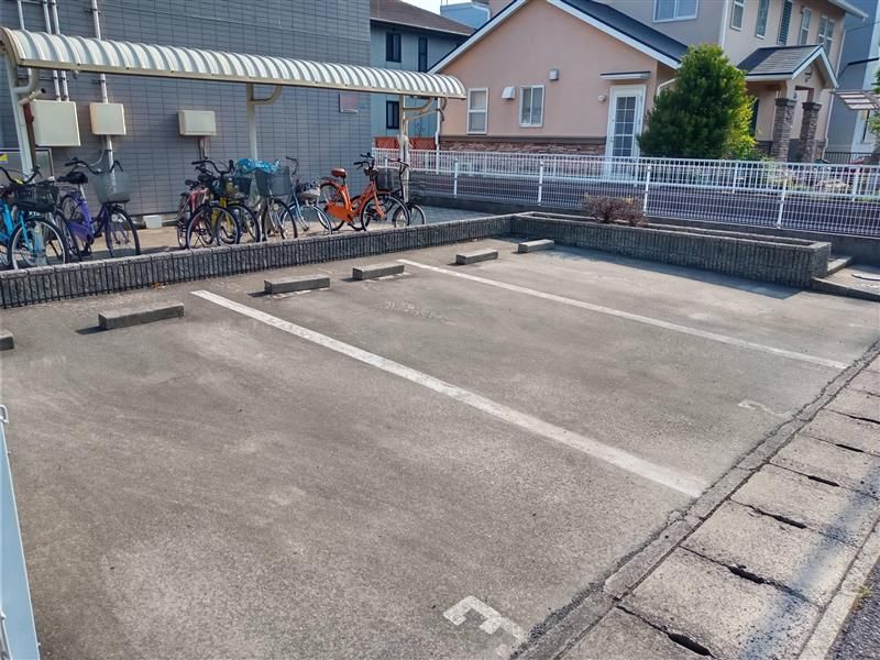 レオパレスカサベルデ 駐車場