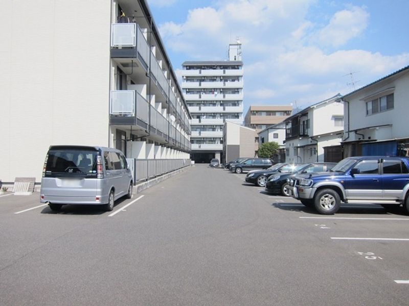 レオパレスエスポワールシェソワ 駐車場