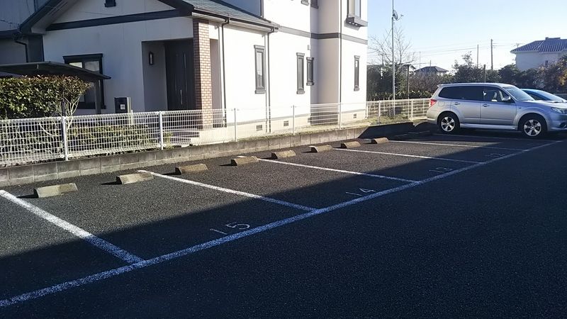 レオパレストラディショナル 駐車場