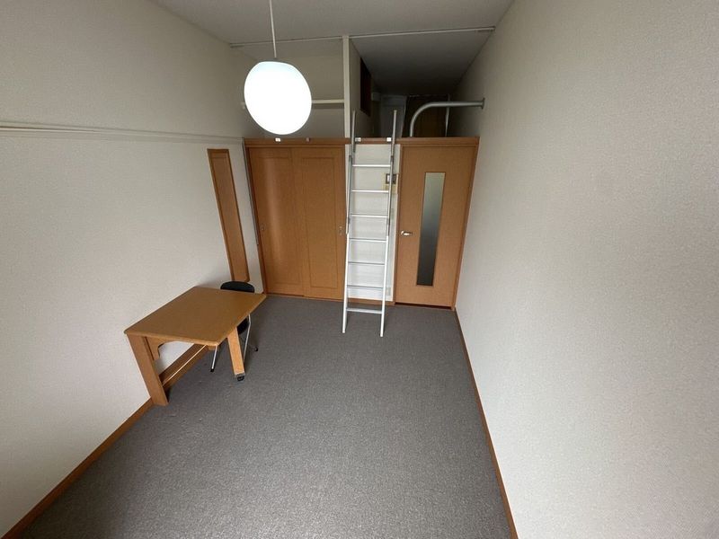 レオパレスグランパルク小柳 居間