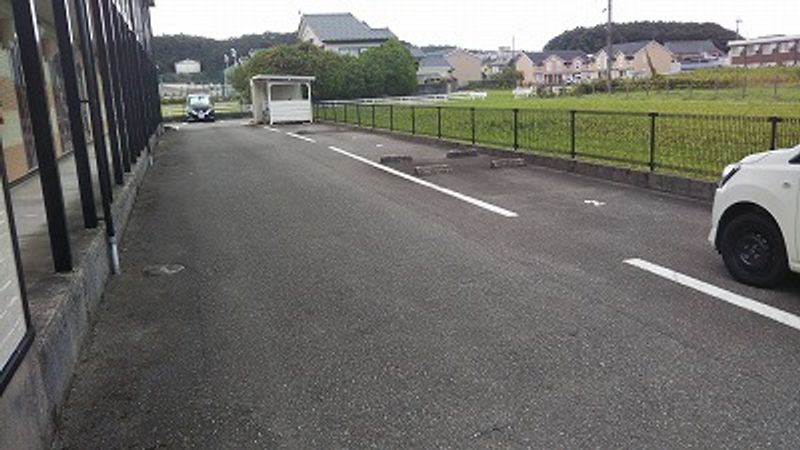 レオパレスセジュール藤橋 駐車場