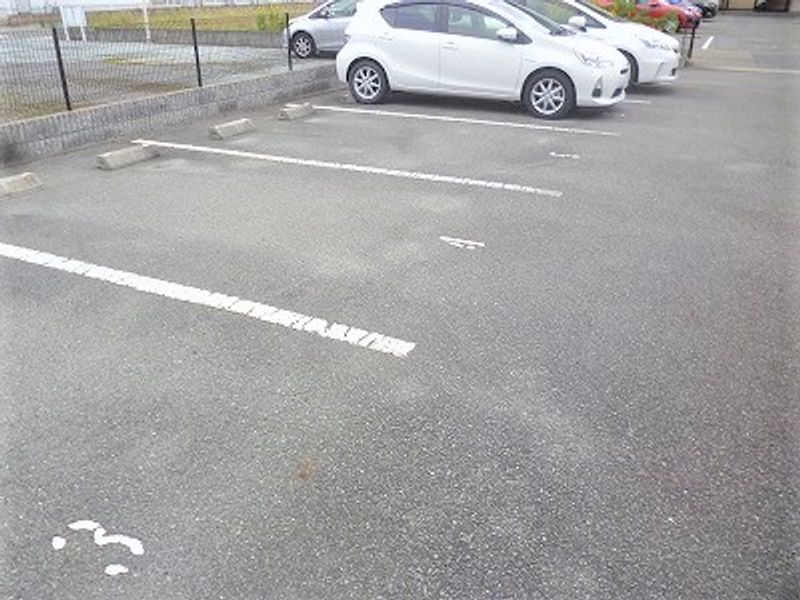 レオパレスステーションハイツ 駐車場