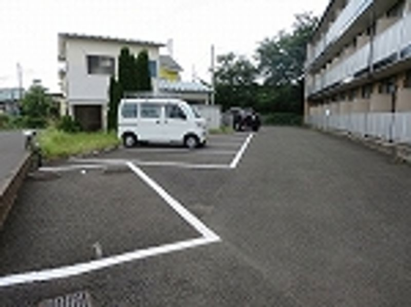 レオパレスエイムフル仙台 駐車場
