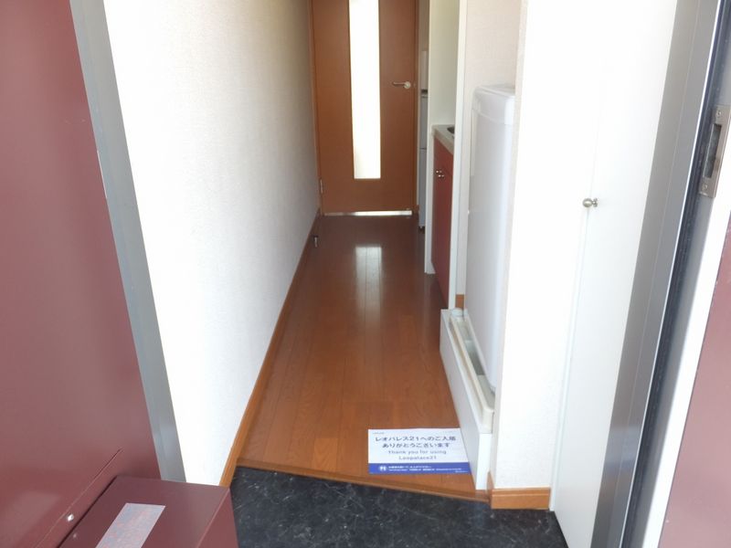 レオパレスイグレック 玄関