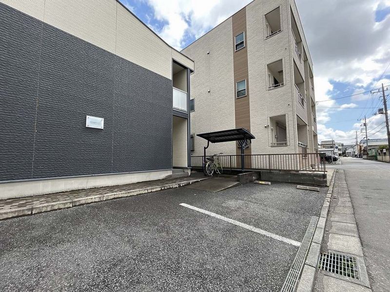 レオパレスけやき通りハイツ 駐車場