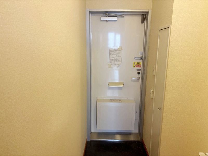 レオパレスセレッソ 玄関