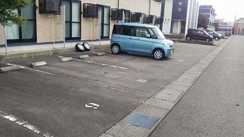レオパレスＬｅ　リュクス 駐車場