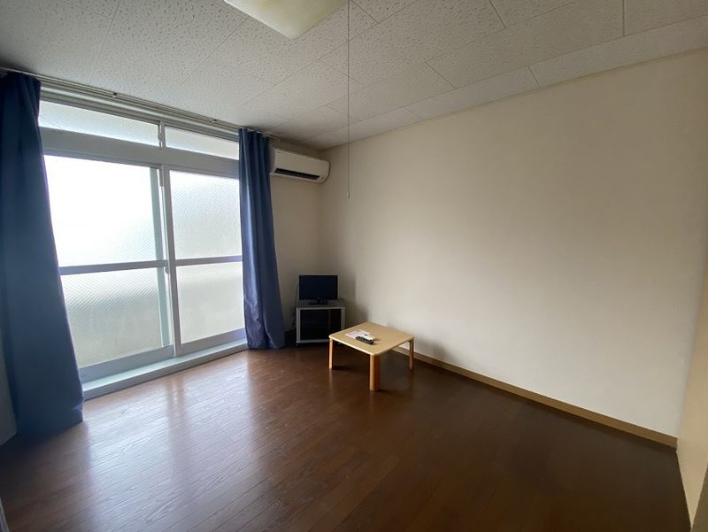 レオパレスＰＡＮＴＨＥＯＮ 居間