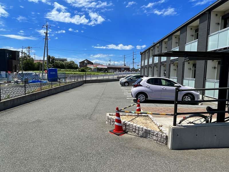 レオネクスト有冨 駐車場