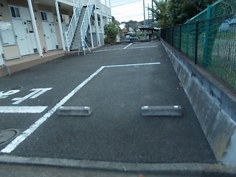 レオパレス光 駐車場