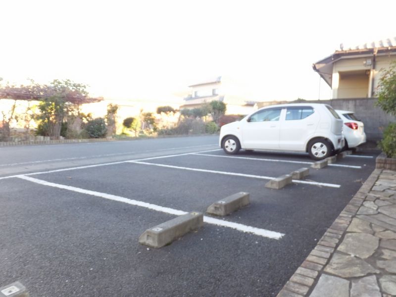レオパレスオンネリスース 駐車場