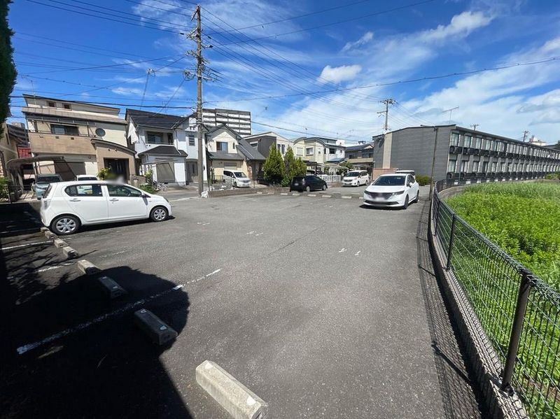 レオパレスグランドゥール太田 駐車場