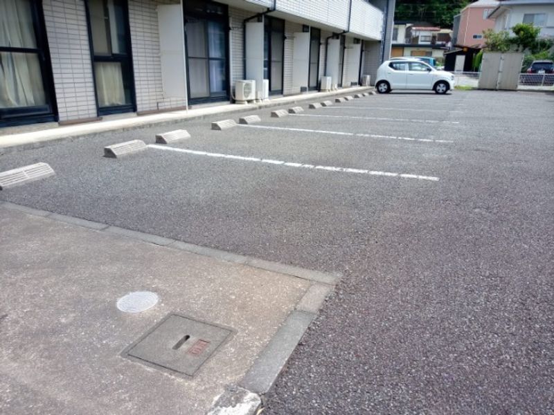 レオパレスカメリア弐番館 駐車場