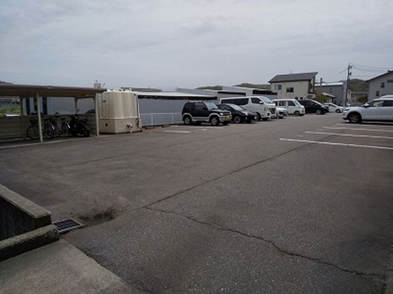 レオパレスメゾン北金沢 駐車場