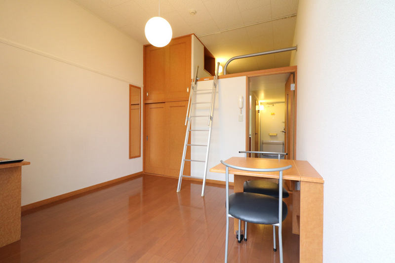 レオパレスタウンディ 居間