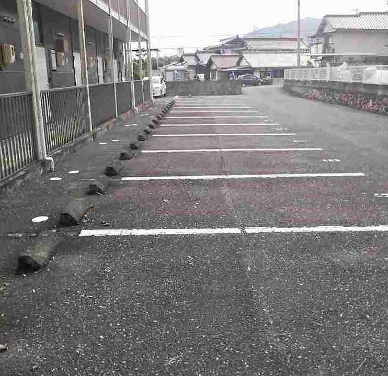 レオパレスパードレス 駐車場
