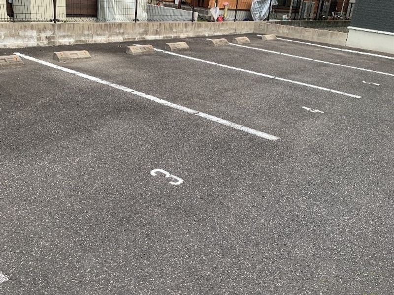 レオネクストサマア 駐車場