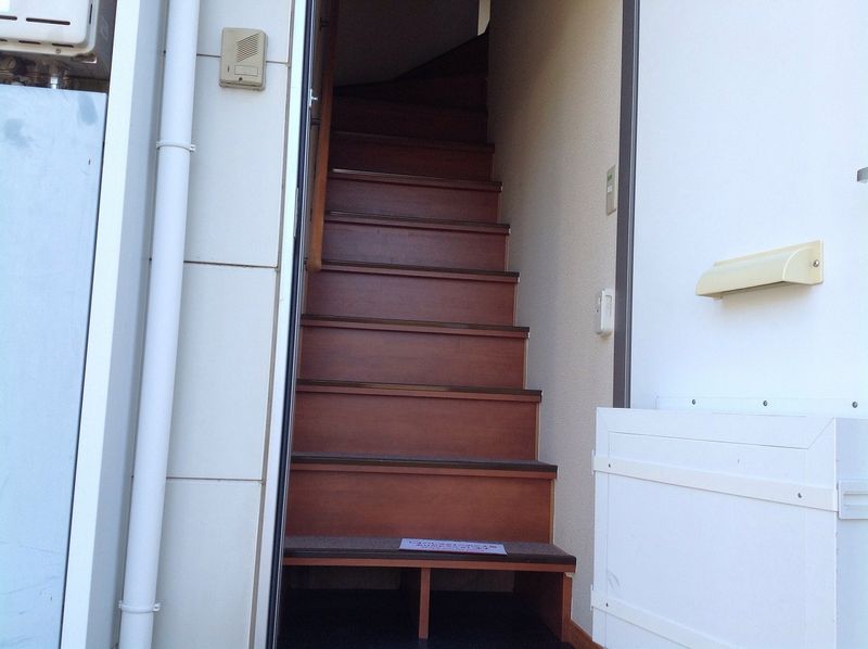 レオパレスコゥジィーＢ 玄関