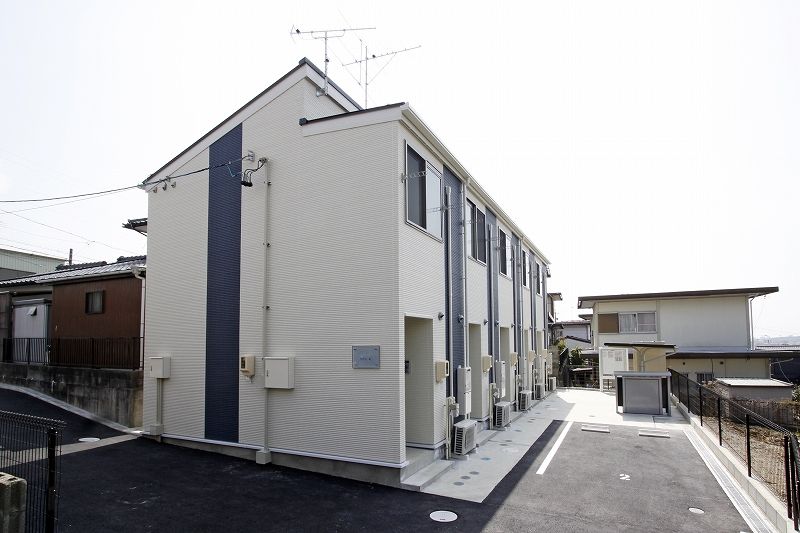 Bên ngoài LEONEXT Lien II