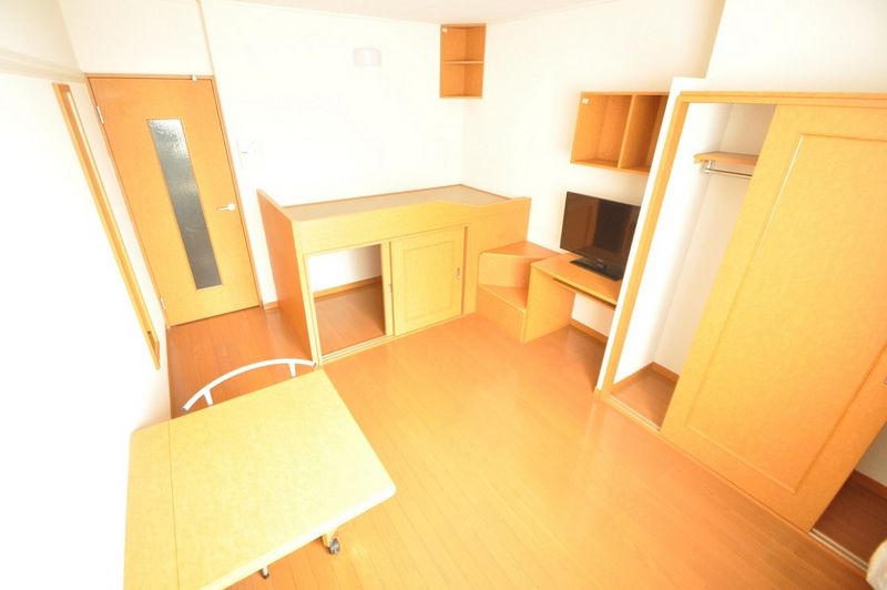 レオパレスいみず北 居間
