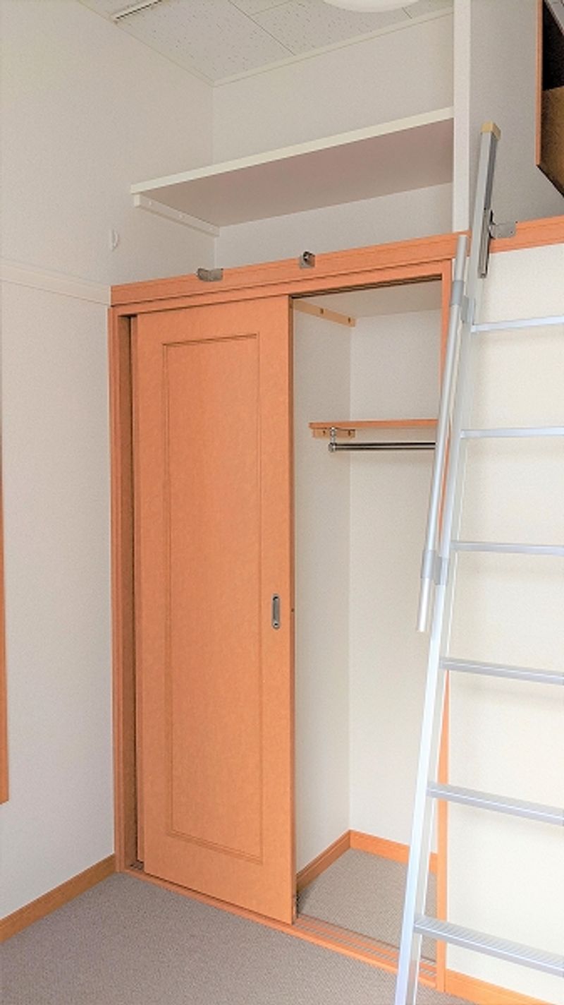 レオパレスカーサ　シュライン 収納