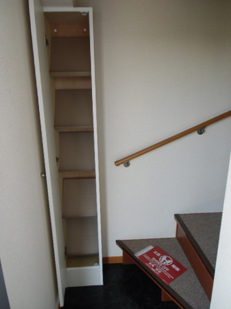 レオパレスサニースペランツィア 玄関