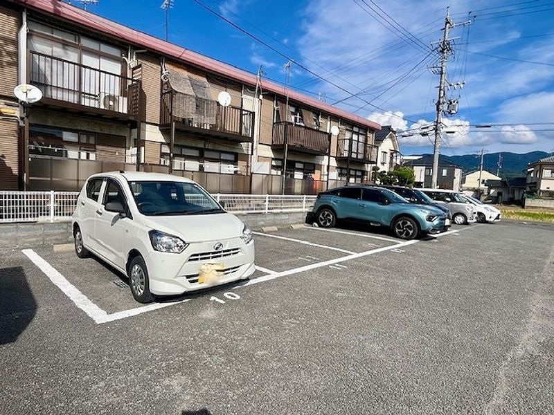 レオパレスミレニアムＭ 駐車場