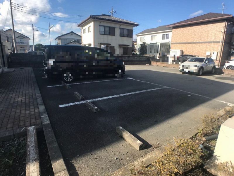 レオパレスグローリア 駐車場