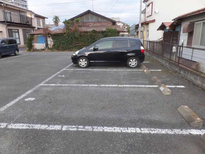 レオパレスサンコー 駐車場
