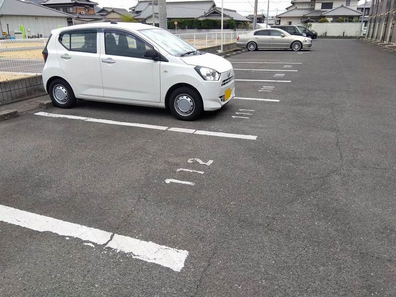 レオパレス高木 駐車場